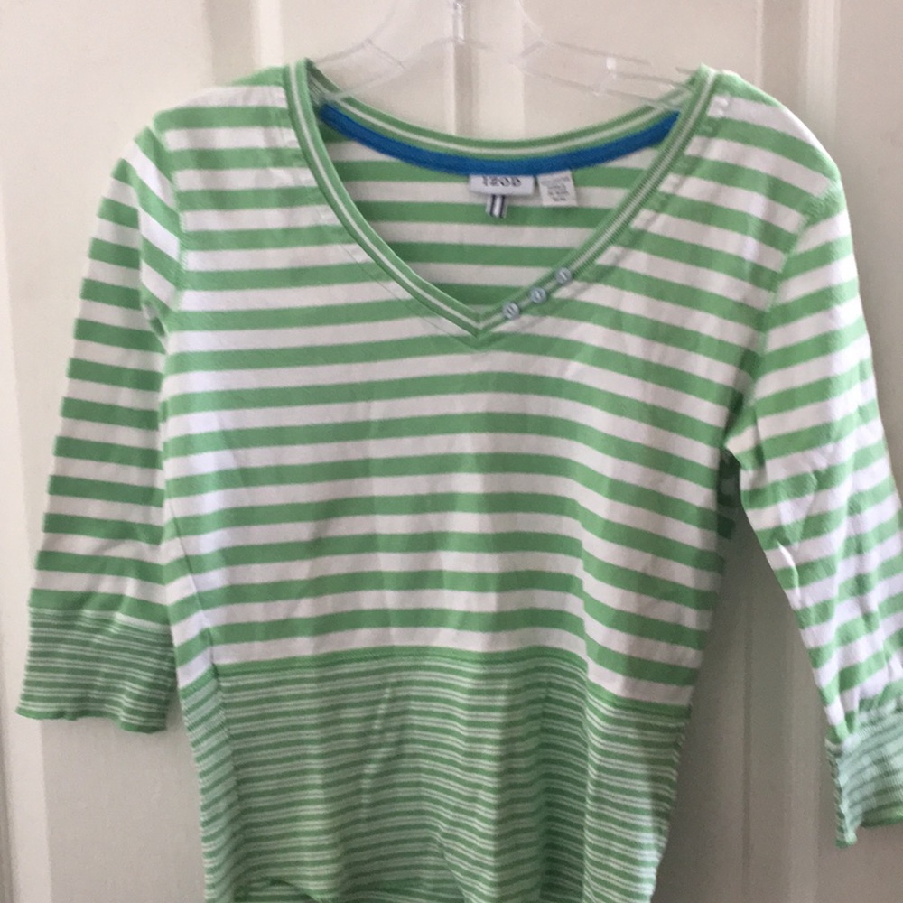 FINAL MARKDOWN Ladies izod tee medium